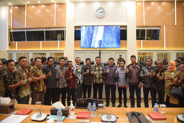 Wakil Ketua Komisi V DPR RI Andi Iwan Darmawan Aras dan Anggota Komisi V DPR RI Muh Aras dalam foto bersama usai menerima audiensi DPC APDESI Kabupaten Bulukumba, Badan Permusyawaratan Desa dan Konsorsium Kepala Desa Dapil Sulawesi Selatan III. (Foto: dpr.go.id)
